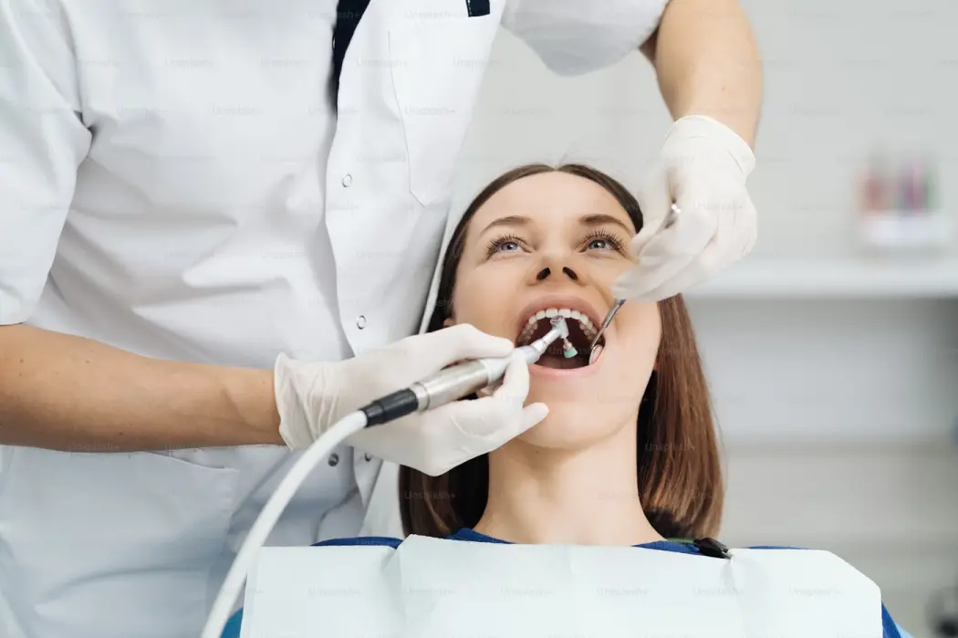 Licówki na zęby Legnica — sprawdź, jak możesz odmienić swój uśmiech