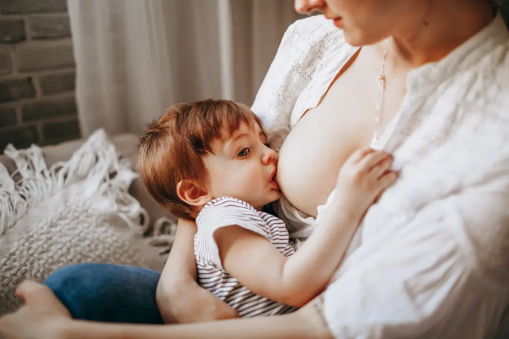 Techniki i pozycje karmienia noworodka 