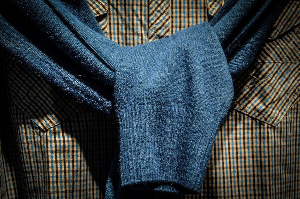 Czego się wystrzegać przy łączeniu swetra i koszuli?