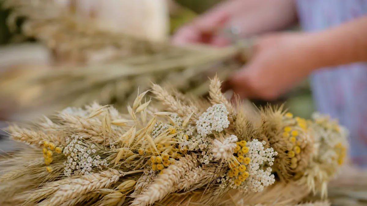 Seniorzy z Chełma przygotują stroiki podczas warsztatów funeralnych