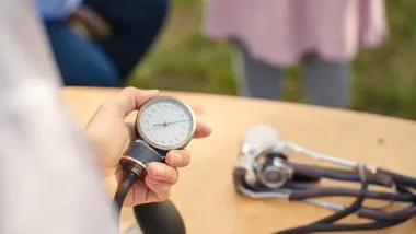 Zielony namiot MOPR na placu. Można tu znaleźć pomoc dla rodzin i seniorów