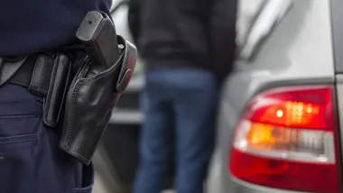 3,5 promila i dwa dożywotnie zakazy. Kierowca Peugeota trafił do aresztu