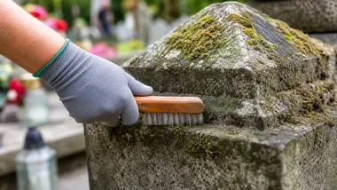 Studenci z Chełma uporządkowali cmentarze wojenne przed Wszystkimi Świętymi