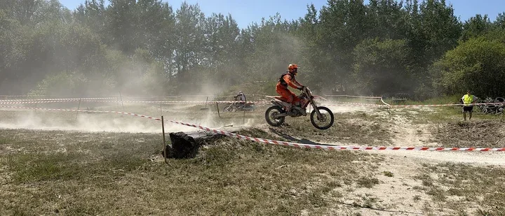Żółtaniecki tor znów przyciągnął kibiców. Cross country dało emocje do samego końca
