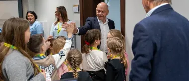 Młodzi laureaci konkursu zajrzeli do urzędu i usiedli za biurkiem wójta