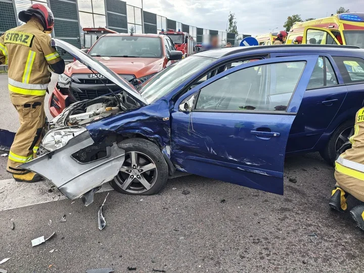 Wracali ze szkolenia, gdy zobaczyli zderzenie trzech aut na DK12