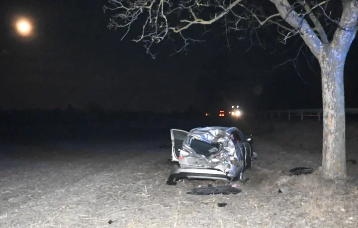 Nocne dachowanie na DK12 w Siedliszczu - auto uderzyło w przepust