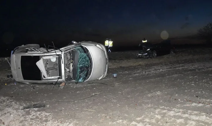 Wyprzedzał dwa auta na prostej - 48-latek w ciężkim stanie trafił do szpitala