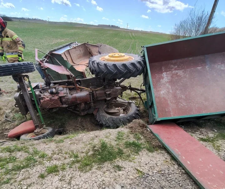 Jedno uderzenie i ciągnik przewrócił się do rowu pod Wojsławicami