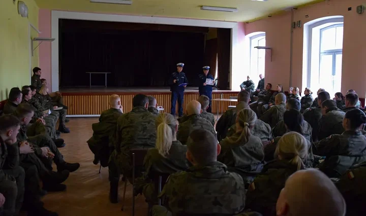 Policja w Chełmie szkoli żołnierzy - nowelizacja zmienia zasady jazdy