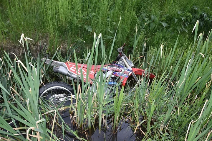 Koniec przejażdżki przy zbiorniku w Stawie - motocyklista trafił do szpitala