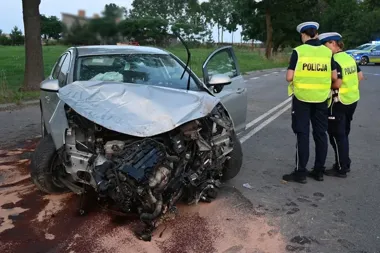 21-latka straciła panowanie na łuku i uderzyła w drzewo
