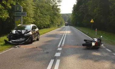 Cofanie z leśnej drogi zakończyło się zderzeniem z motocyklem pod Chełmem