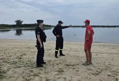 Policja i strażacy patrolują zbiorniki w powiecie chełmskim