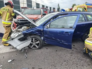 Wracali ze szkolenia, gdy zobaczyli zderzenie trzech aut na DK12