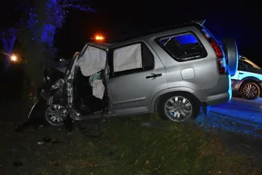 Śmiertelny wypadek na DK 12 pod Chełmem. Honda uderzyła w drzewo