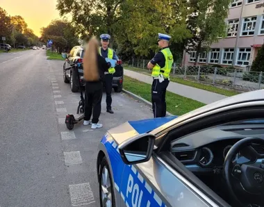 Kontrole hulajnóg w Chełmie i powiecie. Policjanci rozdają kaski