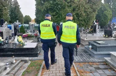 Przy cmentarzach pojawi się więcej patroli. Policja zapowiada kontrole kierowców