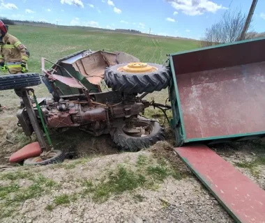 Jedno uderzenie i ciągnik przewrócił się do rowu pod Wojsławicami