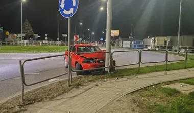 Pod prąd na rondzie - 37-latek zakończył jazdę na latarni