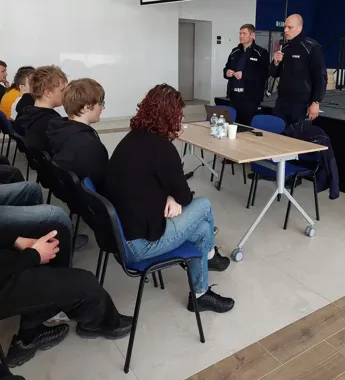 Policjanci odwiedzili technikum w Chełmie - młodzież usłyszała twarde ostrzeżenie