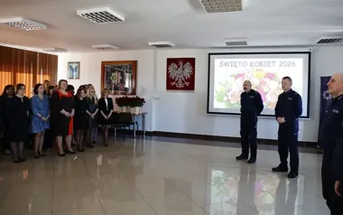 Komendant w Chełmie obdarował policjantki różami - niespodzianka w komendzie