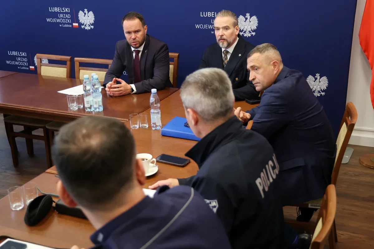 Spotkanie urzędników i funkcjonariuszy policji w siedzibie Lubelskiego Urzędu Wojewódzkiego w Lublinie.