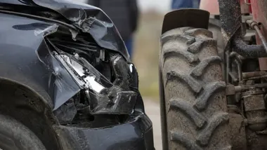 Czołowe zderzenie z kombajnem w Siedliszczu. Zginął kierowca Renault